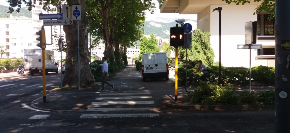 Ormai è un'abitudine, ancora un furgone sulla ciclopedonale davanti alla Provincia
